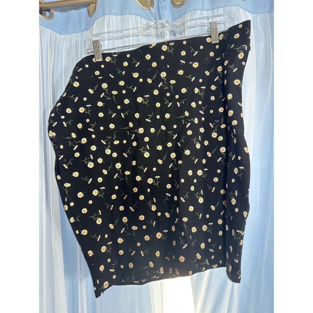 Torrid Skirt Womens 2 Floral Daisy Black Stretch Mini EUC